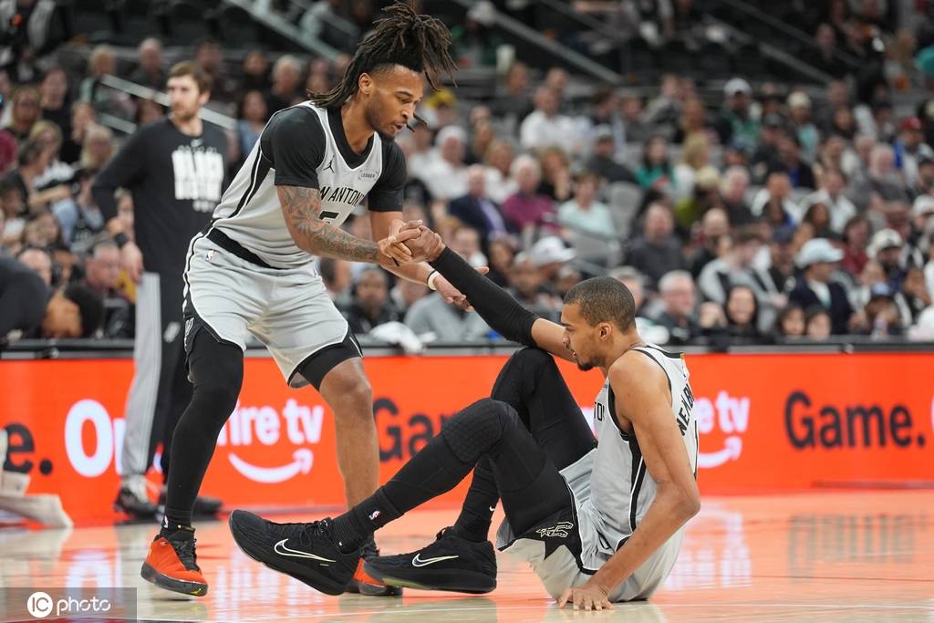 文班亚马16+11卡斯尔40+12+12 马刺胜独行侠